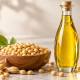 Botella de aceite de soya dorado junto a granos y vainas de soya, ilustrando el desarrollo de aceite alto en ácido oleico mediante edición genética CRISPR.