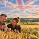 Agricultores británicos examinan espigas de trigo y cebada en un campo de Inglaterra, reflejando el interés por los cultivos editados genéticamente.